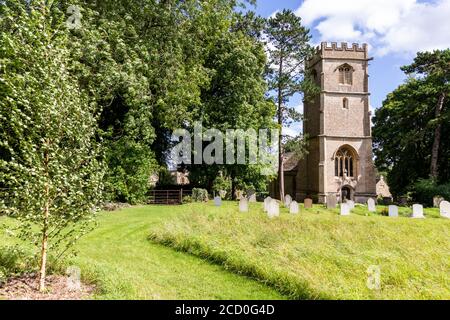 Die Kirche St. John the Evangelist neben Elkstone Manor im Cotswold Dorf Elkstone, Gloucestershire UK Stockfoto