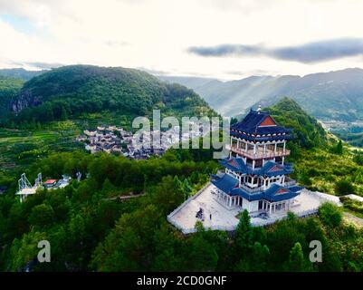 (200825) -- FUZHOU, 25. August 2020 (Xinhua) -- Luftfoto vom 3. August 2020 zeigt die Landschaft des Dorfes Chenqiao, Bezirk Zhouning, südöstlich der Provinz Fujian in China. Umgeben von hohen Bergen und auf einer steilen Klippe gelegen, ist Chenqiao ein tausend Jahre altes Dorf in der Provinz Fujian, berühmt für seine Täler, Wasserfälle und das Meer der Wolken. Mit einer Höhe von 936 Metern und einer durchschnittlichen Temperatur von 24 Grad Celsius im Sommer ist es auch ein beliebter Sommerort für Touristen. Seit Beginn des Sommers werden immer mehr Besucher hierher zum Wandern, Campen angezogen Stockfoto