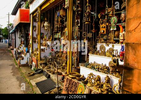 Königin des Arabischen Meeres, Paradesi-Synagoge, chinesische Fischernetze, cochin Port, antike indische Handwerksläden in Mattancherry in Kochi, Indien. Stockfoto