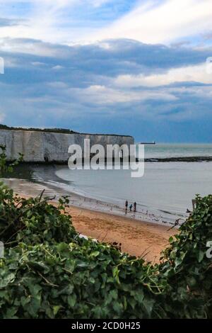 Schöner Kingsgate Beach bei Sonnenuntergang, zeigt den Felsbogen, in der Nähe von Broadstairs, Kent, Südostengland Stockfoto