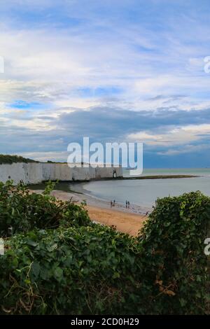 Schöner Kingsgate Beach bei Sonnenuntergang, zeigt den Felsbogen, in der Nähe von Broadstairs, Kent, Südostengland Stockfoto