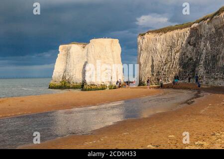 Schöne Botany Bay, mit den beeindruckenden Kreidestapeln, in der Nähe von Broadstairs, in Kent in der Abenddämmerung Stockfoto