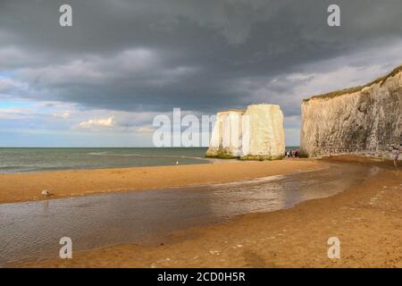 Schöne Botany Bay, mit den beeindruckenden Kreidestapeln, in der Nähe von Broadstairs, in Kent in der Abenddämmerung Stockfoto