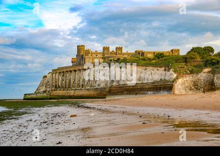 Kingsgate Castle auf den Klippen oberhalb von Kingsgate Bay, Broadstairs, Kent, Südostengland in der Abenddämmerung Stockfoto