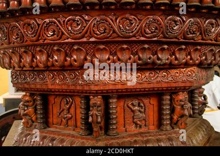 Kollur Mookambika Tempel Holzwagen mit Gravuren von Schlangen und Glocken im Tempel der Göttin Mookambika, Karnataka, Indien gefunden. Stockfoto