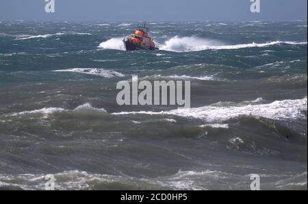 Das RNLI Severn Klasse Rettungsboot Ernest und Mabel macht es sich durch Portland Bill in Dorset. Stockfoto