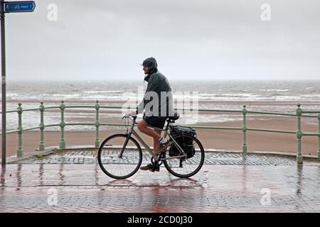 Portobello, Edinburgh, Schottland, Großbritannien. 25. August 2020. Miserable Bedingungen am Meer mit sehr stürmischen Wind und treibenden Regen Komplimente von Storm Francis, halten die meisten Menschen weg von der Küste, aber es war ein Drookit Radfahrer schlängelt sich entlang der Promenade. Stockfoto