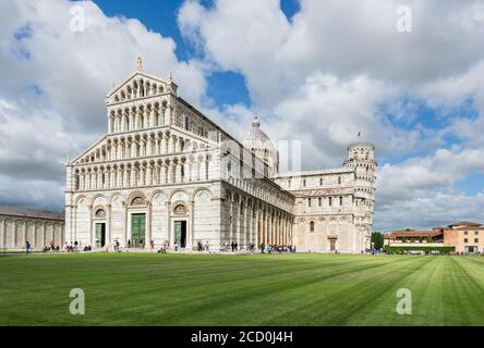 Die Piazza dei Miracoli mit dem Dom / Dom von Pisa und dem Schiefen Turm von Pisa. Stockfoto