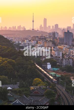 Die Skyline von Wuhan und der Jangtsekiang mit überhöhtem Wolkenkratzer, der in Wuhan Hubei China im Bau ist. Stockfoto