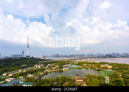 Die Skyline von Wuhan und der Jangtsekiang mit überhöhtem Wolkenkratzer, der in Wuhan Hubei China im Bau ist. Stockfoto