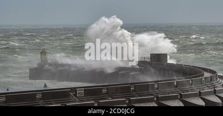 Brighton UK 25. August 2020 - riesige Wellen schlagen über der Westwand von Brighton Marina während starker Winde, während Sturm Francis heute über Großbritannien fegt : Credit Simon Dack / Alamy Live News Stockfoto