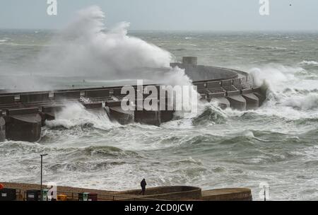 Brighton UK 25. August 2020 - riesige Wellen schlagen über der Westwand von Brighton Marina während starker Winde, während Sturm Francis heute über Großbritannien fegt : Credit Simon Dack / Alamy Live News Stockfoto