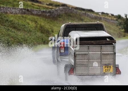 B6277, Middleton-in-Teesdale, County Durham, Großbritannien. August 2020. Wetter in Großbritannien. Während der starke Regen durch Sturm Francis fegt über Nordengland Oberflächenwasser und Spray macht Fahrbedingungen schwierig in der Grafschaft Durham. Kredit: David Forster/Alamy Live Nachrichten Stockfoto