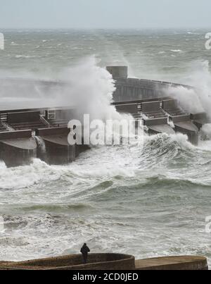 Brighton UK 25. August 2020 - riesige Wellen schlagen über der Westwand von Brighton Marina während starker Winde, während Sturm Francis heute über Großbritannien fegt : Credit Simon Dack / Alamy Live News Stockfoto