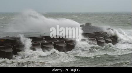 Brighton UK 25. August 2020 - riesige Wellen schlagen über der Westwand von Brighton Marina während starker Winde, während Sturm Francis heute über Großbritannien fegt : Credit Simon Dack / Alamy Live News Stockfoto