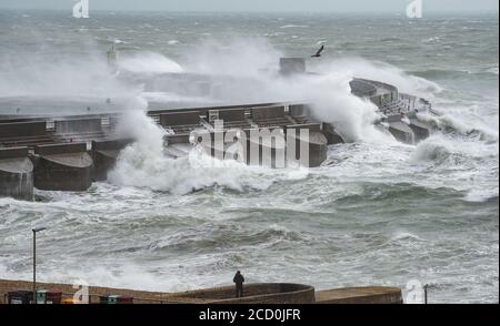 Brighton UK 25. August 2020 - riesige Wellen schlagen über der Westwand von Brighton Marina während starker Winde, während Sturm Francis heute über Großbritannien fegt : Credit Simon Dack / Alamy Live News Stockfoto