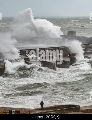 Brighton UK 25. August 2020 - riesige Wellen schlagen über der Westwand von Brighton Marina während starker Winde, während Sturm Francis heute über Großbritannien fegt : Credit Simon Dack / Alamy Live News Stockfoto