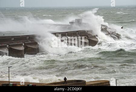 Brighton UK 25. August 2020 - riesige Wellen schlagen über der Westwand von Brighton Marina während starker Winde, während Sturm Francis heute über Großbritannien fegt : Credit Simon Dack / Alamy Live News Stockfoto