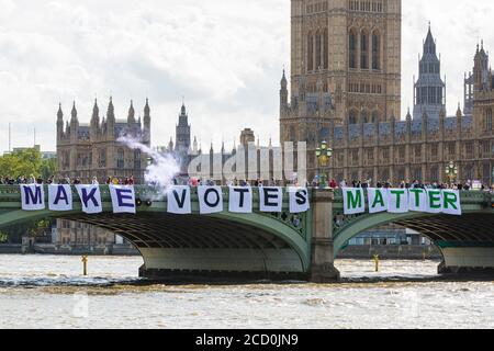 Macht Abstimmemonstration in London auf der Westminster Bridge on August 2020 Stockfoto