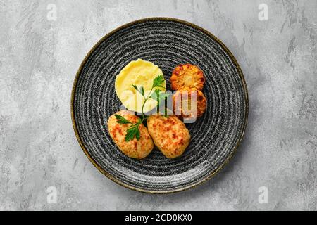 Draufsicht auf Hackfleischschnitzel mit Kartoffelpüree und Gegrillte Maisscheiben Stockfoto