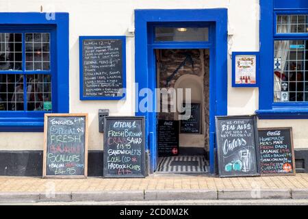 Tafel-Menüschilder mit Fischgerichten und Mahlzeiten, Brixham, Devon, Großbritannien Stockfoto