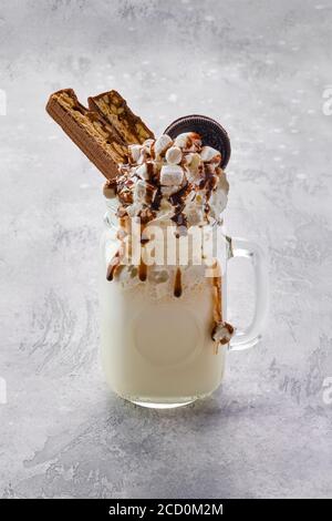 Milchshake mit pflanzengeschlagenem Sahne-Schaum, Marshmallow und Karamell Stockfoto