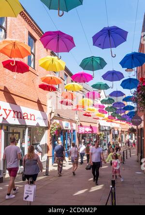 Farbenfrohe Regenschirme oder Sonnenschirme über den Käufern im Prince Bishops Shopping Centre, High Street, Durham City, England, Großbritannien Stockfoto