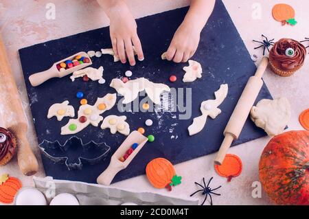 Draufsicht auf Halloween-Cookies machen von Kinderhände Stockfoto