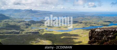 Der Blick vom Suilven Berg, Assynt, Schottland, nach Südwesten über Fionn Loch und Loch Sionasgaig Stockfoto