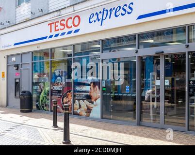 Außenansicht des Tesco Express-Shops in Brixham, Devon, Großbritannien Stockfoto
