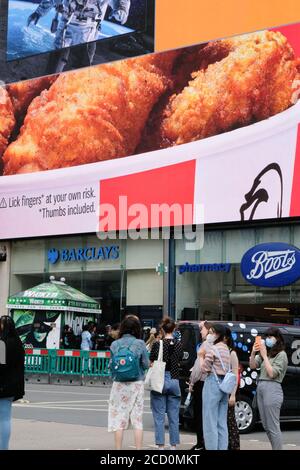 Piccadilly Circus, London, Großbritannien. August 2020. KFC lässt seinen Slogan „Finger Lickin“ Good“ während des Coronavirus fallen. Kredit: Matthew Chattle/Alamy Live Nachrichten Stockfoto