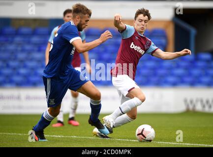 Aaron Drinan von Ipswich Town (links) und Alfie Lewis von West Ham United während des Vorsaison-Freundschaftsspiel in der Portman Road, Ipswich. Stockfoto