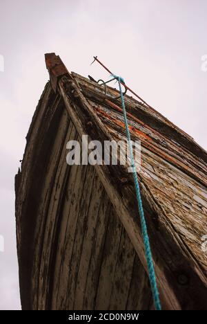Low-Angle-Aufnahme eines alten hölzernen Bootsrumpf Stockfoto