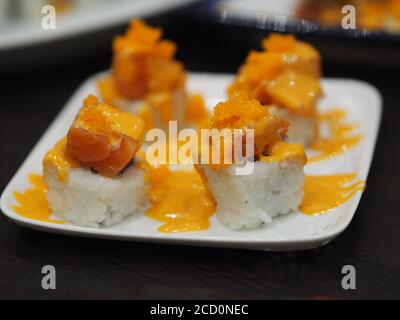 Sushi Garnelen Rehe Reis frischer Lachs Fisch auf dem Teller angeordnet Japanische Küche Stockfoto