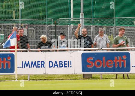 KUFSTEIN, 25-08-2020, Bielefeld Arena, Vorsaison 2020-2021, Arminia Bielefeld - Feyenoord. Fans vor dem Zaun während des Spiels Bielefeld - Feyenoord. Stockfoto