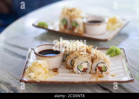 Set von Sushi Bonito Rollen mit Lachs, Käse und geräucherten Thunfischflocken. Traditionelle japanische Küche Stockfoto