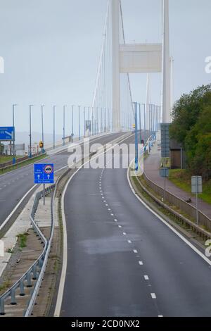 Bristol, 25. August 2020. Der Sturm Francis zwingt die Schließung der alten Brücke M48 Severn, was heute Abend für viele einen längeren Pendelweg bedeutet. Der Verkehr zwischen Wales und England wird über die M4 Prince of Wales Brücke umgeleitet und die ältere M48 verlassen. JMF News/Alamy Live News Stockfoto