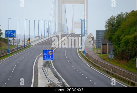 Bristol, 25. August 2020. Der Sturm Francis zwingt die Schließung der alten Brücke M48 Severn, was heute Abend für viele einen längeren Pendelweg bedeutet. Der Verkehr zwischen Wales und England wird über die M4 Prince of Wales Brücke umgeleitet und die ältere M48 verlassen. JMF News/Alamy Live News Stockfoto