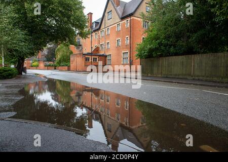 Eton, Windsor, Berkshire, Großbritannien - 25. August 2020. Eine Straße außerhalb des Eton College wurde heute nach heftigem Regen über Nacht überflutet. Eine orangene Wetterwarnung für Wind gibt es ab 16 Uhr heute Nachmittag wegen Sturm Francis. Quelle: Maureen McLean/Alamy Live News Stockfoto