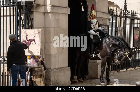 London 25. August 2020 Rob Pointon ein Plein Air Artist malt die berittenen Soldaten bei der Horse Guards Parade. Er hofft, dass die Bilder im Museum der Pferdewächter aufgehängt werden. Kredit: Ian Davidson/Alamy Live Nachrichten Stockfoto