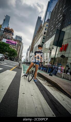 Ein Radfahrer wartet am Mittwoch, den 19. August 2020, an einer Ampel auf dem Herald Square in New York (© Richard B. Levine) Stockfoto