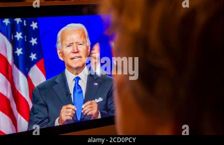 Ein Wähler beobachtet Senator und demokratischer Präsidentschaftskandidat Joe Biden geben seine Dankesrede auf der virtuellen Demokratischen Nationalversammlung am Donnerstag, 20. August 2020. (© Richard B. Levine) Stockfoto