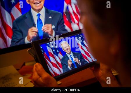 Ein Wähler beobachtet Senator und demokratischer Präsidentschaftskandidat Joe Biden geben seine Dankesrede auf der virtuellen Demokratischen Nationalversammlung am Donnerstag, 20. August 2020. (© Richard B. Levine) Stockfoto