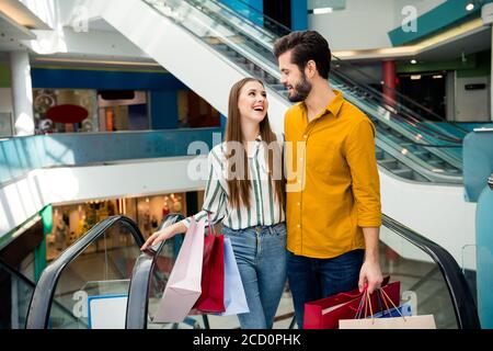 Porträt des Komforts gemütlich leidenschaftlich zwei Menschen verheiratet Paar Mann Umarmung Mädchen halten Pakete bewegen Treppe Genießen Sie Freizeit Im Einkaufszentrum Stockfoto