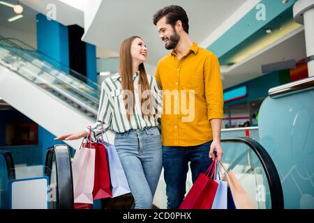 Portrait von positiven liebevollen Komfort gemütlich zwei verheiratete Menschen Ehegatten Umarmung Umarmung Bewegung Treppe halten Pakete Genießen Sie Freizeit Ruhe Beim Einkaufen Stockfoto