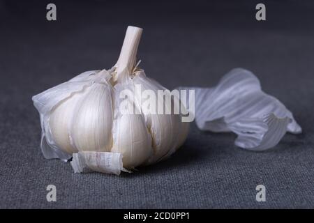 Knoblauchzwiebel auf strukturiertem Tuch Stockfoto