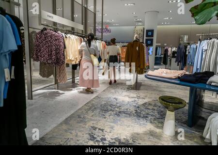 Shopper stöbern stark ermäßigten Waren, bis zu 70% Rabatt, in der Schließung Neiman Marcus Store in Hudson Yards in New York am Freitag, 21. August 2020. In Konkurs, Neiman Marcus räumt ihren Standort in Hudson Yards, wo es der Ankermieter ist. (© Richard B. Levine) Stockfoto