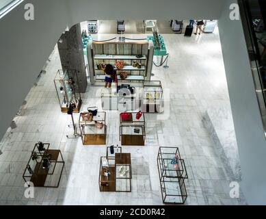 Shopper stöbern stark ermäßigten Waren, bis zu 70% Rabatt, in der Schließung Neiman Marcus Store in Hudson Yards in New York am Freitag, 21. August 2020. In Konkurs, Neiman Marcus räumt ihren Standort in Hudson Yards, wo es der Ankermieter ist. (© Richard B. Levine) Stockfoto