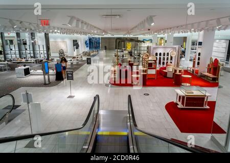 Shopper stöbern stark ermäßigten Waren, bis zu 70% Rabatt, in der Schließung Neiman Marcus Store in Hudson Yards in New York am Freitag, 21. August 2020. In Konkurs, Neiman Marcus räumt ihren Standort in Hudson Yards, wo es der Ankermieter ist. (© Richard B. Levine) Stockfoto