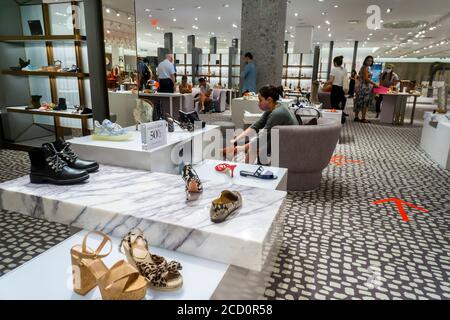 Shopper stöbern stark ermäßigten Waren, bis zu 70% Rabatt, in der Schließung Neiman Marcus Store in Hudson Yards in New York am Freitag, 21. August 2020. In Konkurs, Neiman Marcus räumt ihren Standort in Hudson Yards, wo es der Ankermieter ist. (© Richard B. Levine) Stockfoto